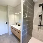 Moderne , Neuve Piscine Jacuzzi . *