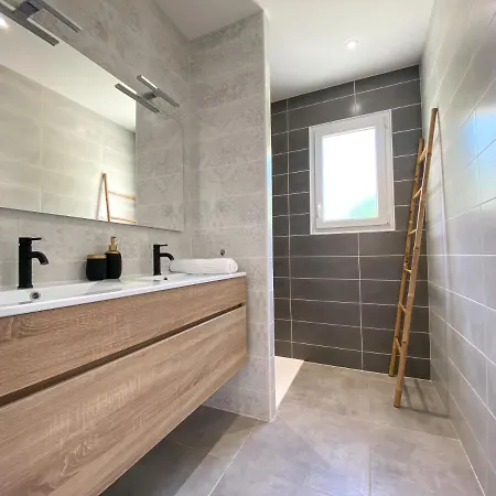 Villa Moderne , Neuve Piscine Jacuzzi .
