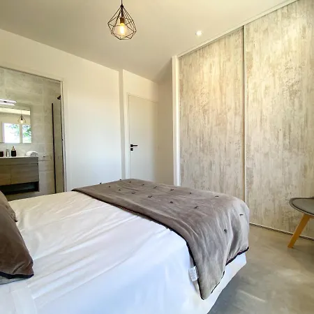 Moderne , Neuve Piscine Jacuzzi . *