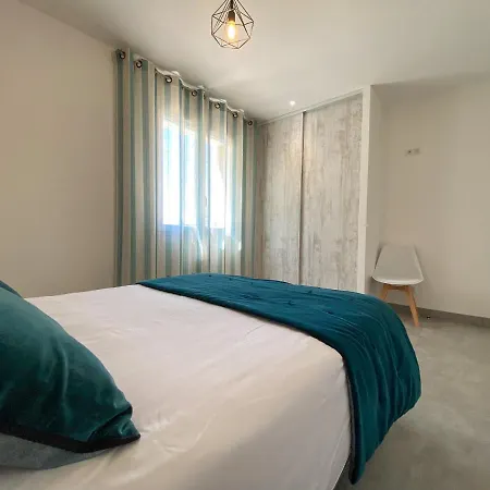 Moderne , Neuve Piscine Jacuzzi . Villa