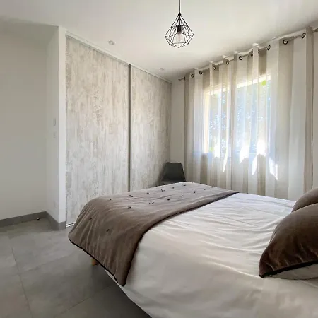 Moderne , Neuve Piscine Jacuzzi .