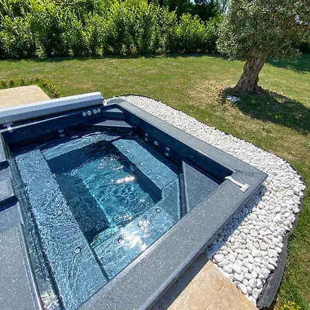 Moderne , Neuve Piscine Jacuzzi . Sarlat-la-Canéda