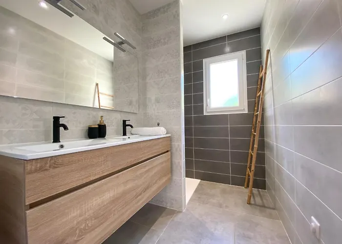 Villa Moderne , Neuve Piscine Jacuzzi .