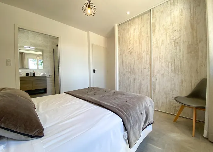 Moderne , Neuve Piscine Jacuzzi . *