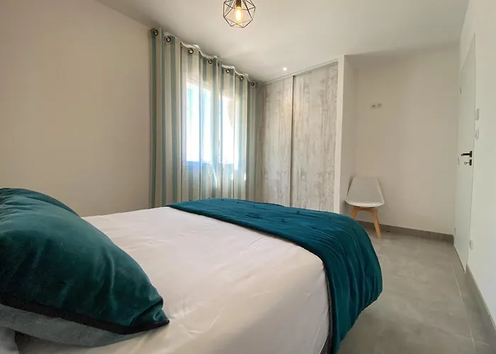 Moderne , Neuve Piscine Jacuzzi . Villa