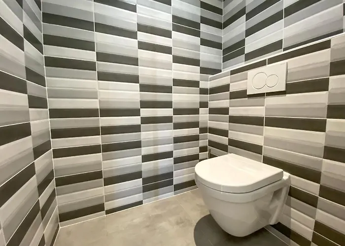 Villa Moderne , Neuve Piscine Jacuzzi . *