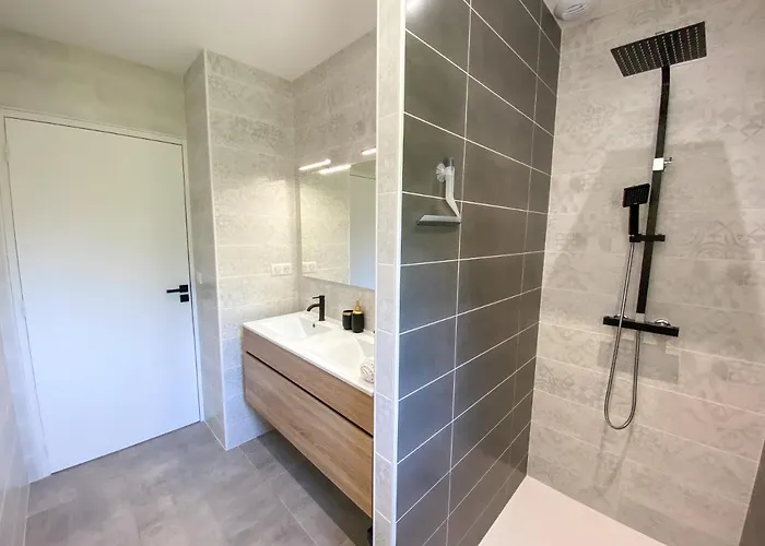 Moderne , Neuve Piscine Jacuzzi . *